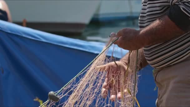 Рыбак Очищает Водоросли Сетях Медленном Движении — стоковое видео