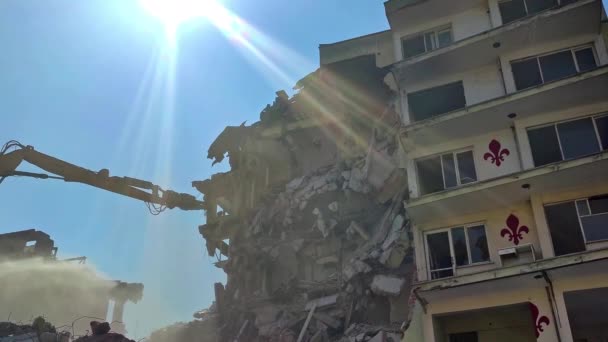 Antiguo Edificio Demolición Con Columna Cortador Excavadora Metraje — Vídeo de stock