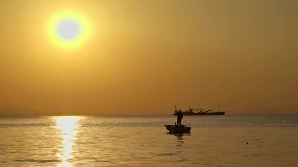 在黄雾日的水面上渔船在船前捕鱼 — 图库视频影像