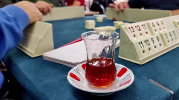 Люди Играют Хорошо Столом Чашку Чая Кадры — стоковое видео