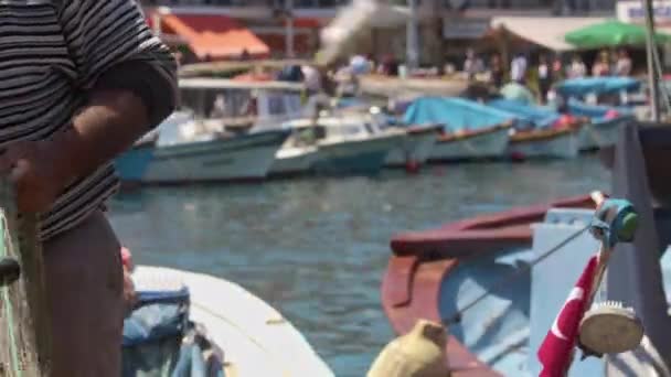 Rybář Spravuje Své Sítě Rybářském Městě Záběry — Stock video