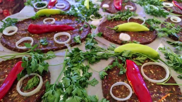 传统的土耳其大牛肉肉丸子和蔬菜片 — 图库视频影像