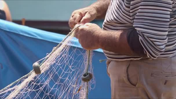 Old Fisherman Hand Holding Fishing Net Beelden — Stockvideo