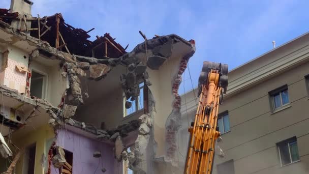 Excavator Demolishing Old Building House Footage — Stock Video
