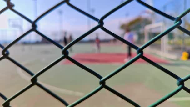 Pessoas Jogando Livre Iron Fence Basketball Court Filmagem — Vídeo de Stock