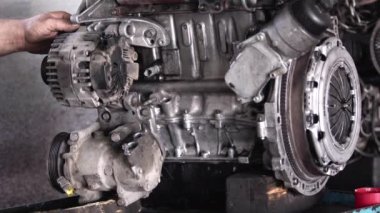 Alternatör şarj vidalarını sıkarak Tamir atölyesindeki Arızalı Eski Araba Motoru.