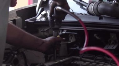 Aracın motoru atölyedeki araç gereçlerle tamir ediliyor..
