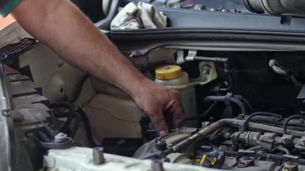 手工艺者在车间用工具修理汽车发动机 — 图库视频影像