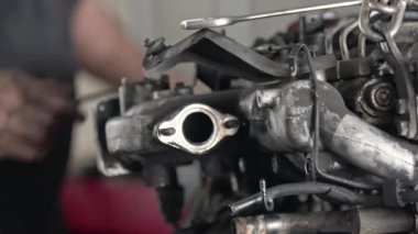 Aracın motoru atölyedeki araç gereçlerle tamir ediliyor..