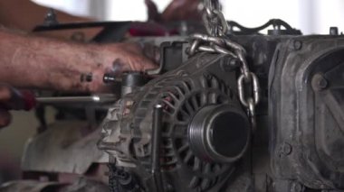 Aracın motoru atölyedeki araç gereçlerle tamir ediliyor..