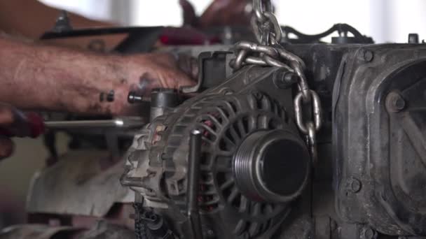 Mesin Mobil Diperbaiki Dengan Alat Dalam Pelayanan Workshop Craftsmen Footage — Stok Video