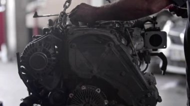 Aracın motoru atölyedeki araç gereçlerle tamir ediliyor..