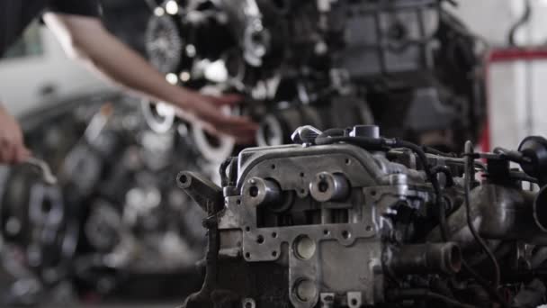 手工艺者在车间用工具修理汽车发动机 — 图库视频影像