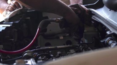 Aracın motoru atölyedeki araç gereçlerle tamir ediliyor..