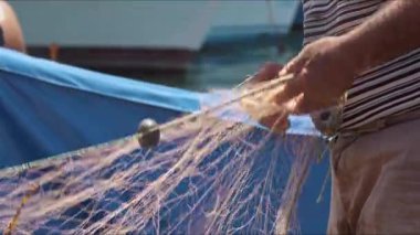 Yavaş Hareketli Yaşlı Balıkçılar Nets Görüntülerinden Ekinleri Temizliyor.