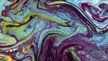 Psikedelik renkli renkli resimlerle soyut bir arkaplan. Sıvı boyanın hareket edip yavaşça kaymasıyla organik etki. Dönüyor ve yayılıyor.