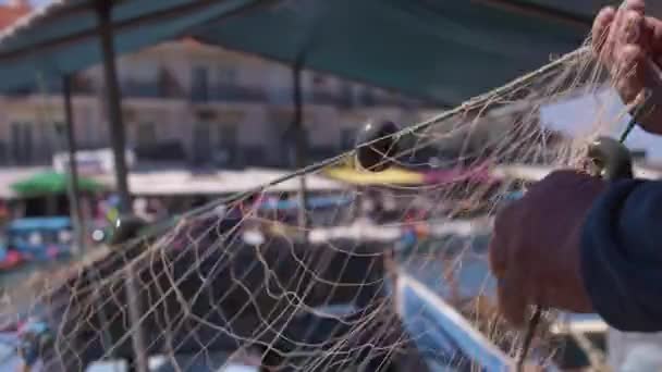 Рибалка Ремонтує Сіті Після Риби — стокове відео