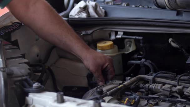 汽车发动机螺杆拆卸与艾伦键在修理店的形象 — 图库视频影像
