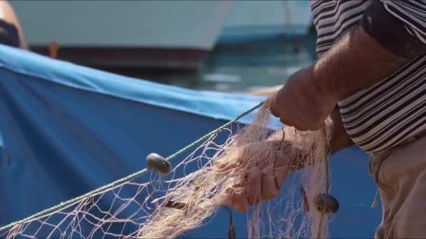 Старий Рибалка Підготувати Рука Тягнути Рибну Сітку Кадри — стокове відео