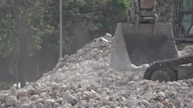 Kazıcı Beton Yıkıntıları Görüntülerinden Çelikleme Topluyor.