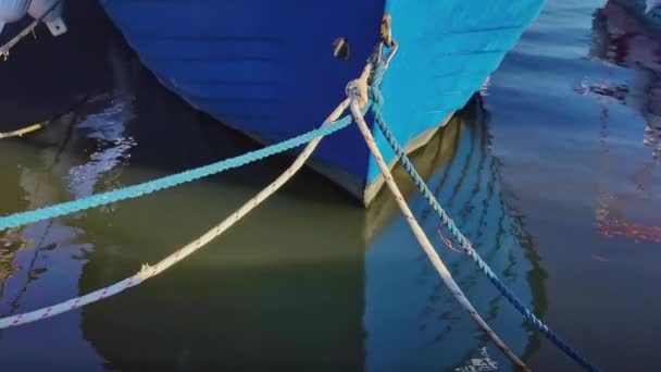 Provazy Přivázané Dřevěné Rybářské Lodi Přístavu Záběry — Stock video