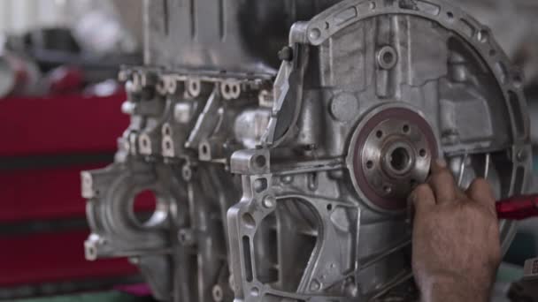 Svänghjulsreparation Bilmotor Reparationsverkstad — Stockvideo