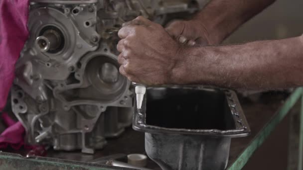 Araç Motoru Akrobasi Kapağı Tamirhanedeki Sıvı Conta Ile Tamir Ediliyor — Stok video