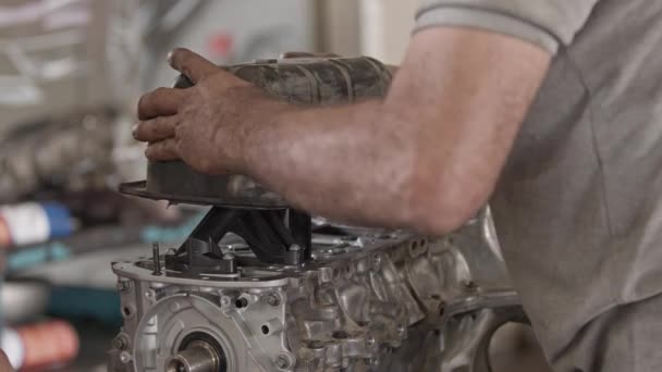 Заміна Кришки Автомобіля Двигуна Ремонтному Магазині Касети — стокове відео