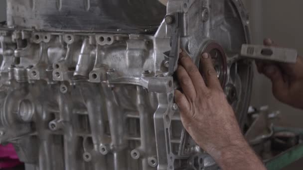 维修车间内汽车发动机的飞轮修理 — 图库视频影像