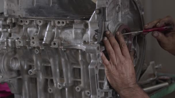 修理工場での車のエンジンのフライホイール修理映像 — ストック動画