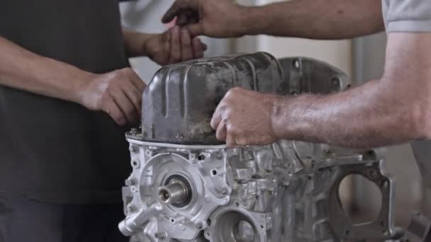 Installeren Van Car Engine Crankcase Deksel Schroeven Repair Shop Beelden — Stockvideo