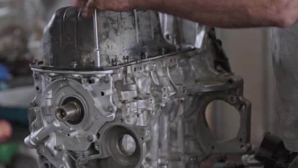 在维修车间内安装汽车引擎曲轴箱盖螺丝 — 图库视频影像