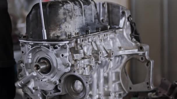 在维修车间内安装汽车引擎曲轴箱盖螺丝 — 图库视频影像