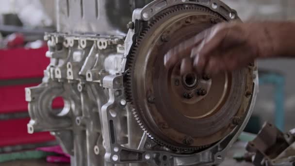 修车厂修车过程中汽车发动机飞轮齿轮的修理与更换 — 图库视频影像