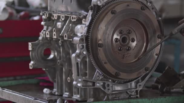 エアガンクリーニング修理工場映像で車のエンジンのフライホイールギアの修理 — ストック動画
