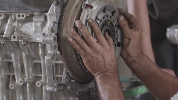 Car Engine Clutch Pad Αντικατάσταση Στο Κατάστημα Επισκευής Πλάνα — Αρχείο Βίντεο