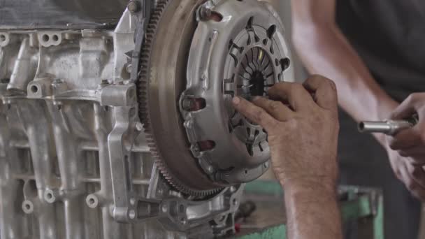 修理工場での車のエンジンクラッチパッドの交換映像 — ストック動画