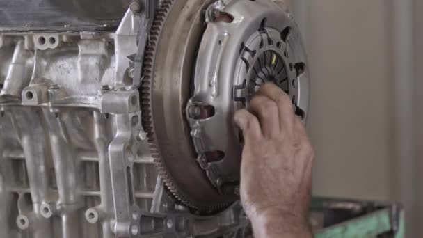 Car Engine Clutch Pad Αντικατάσταση Στο Κατάστημα Επισκευής Πλάνα — Αρχείο Βίντεο