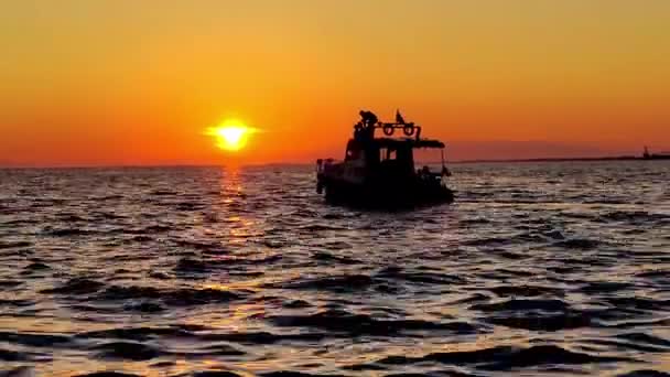 Freizeitboot Bewegt Sich Bei Sonnenuntergang Strand — Stockvideo