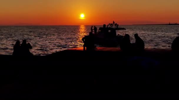 Люди Розслабляються Пиво Пляжі Заході Сонця — стокове відео