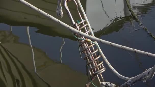 Веревочные Лодки Поглощение Шквалом Пружины Яхты Водной Съемке — стоковое видео
