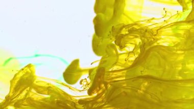 Su Dokusuna Yayılan Soyut Mürekkep Damlaları.