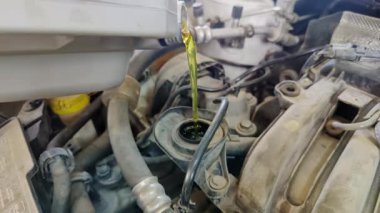 Plastik İçki Kaçakçılığından Araba Motoruna Sarı Motor Yağı Dökülüyor.