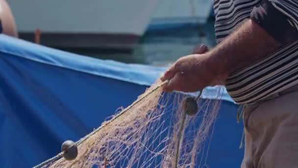 Mãos Trabalho Pescador Idoso Reparando Suas Redes Filmagem Porto — Vídeo de Stock