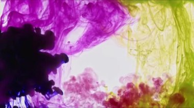 Su Dokusuna Yayılan Soyut Mürekkep Damlaları.