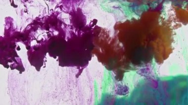 Su Dokusuna Yayılan Soyut Mürekkep Damlaları.