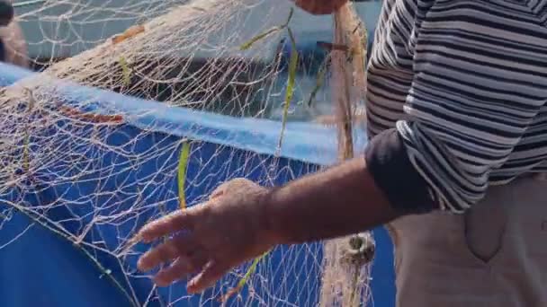 Ψαράς Καθαρίζει Δίχτυα Τους Και Προετοιμάζει Νέα Πλάνα Ψαριών — Αρχείο Βίντεο