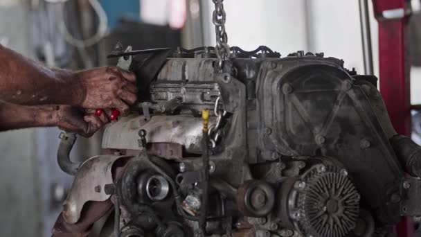 修理工場でチェーンされた車のエンジンを修理 — ストック動画