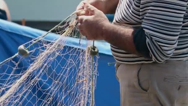 Χέρια Εργασίας Των Ηλικιωμένων Ψαράδων Επισκευή Nets Τους Στο Λιμάνι — Αρχείο Βίντεο