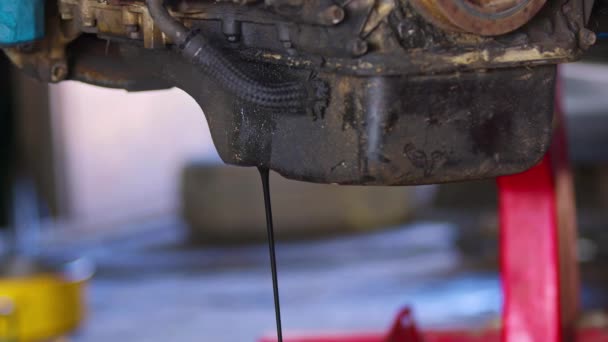 维修车间车用发动机底部排油口的老旧排油 — 图库视频影像